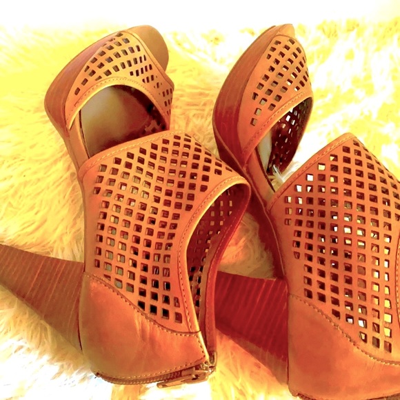 Franco Sarto like new yellow perforated open toe shoes size 8.5 - Picture 2 of 6